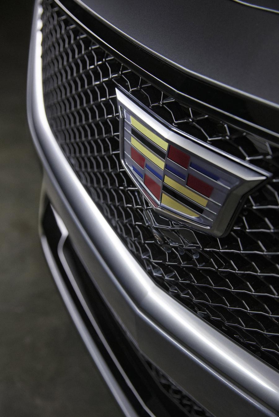 Логотип Cadillac CT5 Sport 2019 года  (фото 6 из 7)